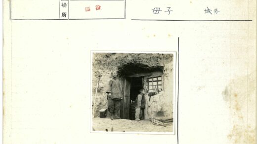 乡村建筑入口人物与木箱.jpg