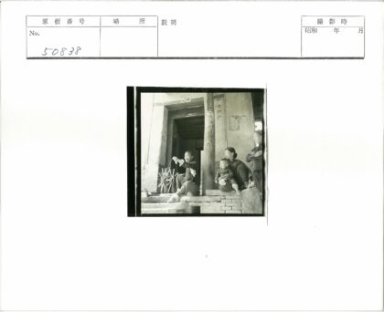 乡村建筑前四人家庭合影.jpg
