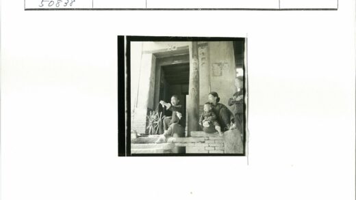 乡村建筑前四人家庭合影.jpg