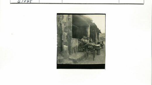 乡村建筑外椅座与庭院景.jpg