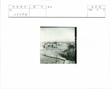 乡村悬崖土路与远山景色.jpg