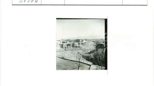 乡村悬崖土路与远山景色.jpg