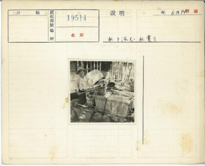 乡村手推车与戴草帽的人.jpg