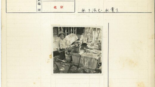 乡村手推车与戴草帽的人.jpg