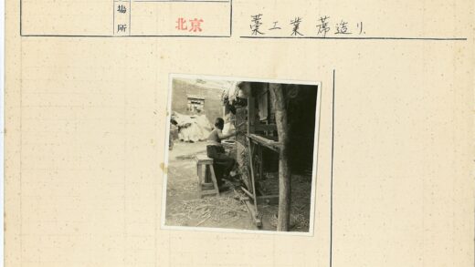 乡村手摇织机户外劳作.jpg