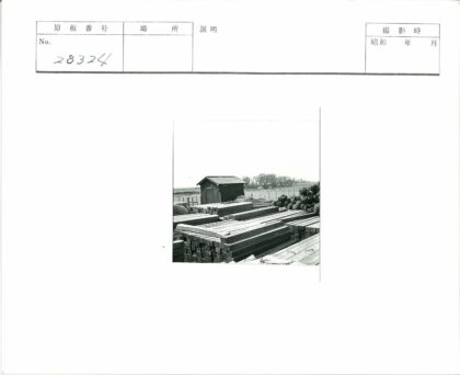 乡村木屋与木材干草堆田野风光.jpg