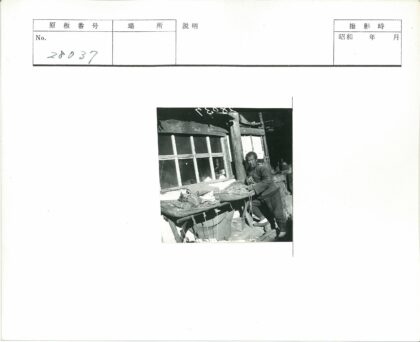 乡村木屋外的编织手工艺展示.jpg