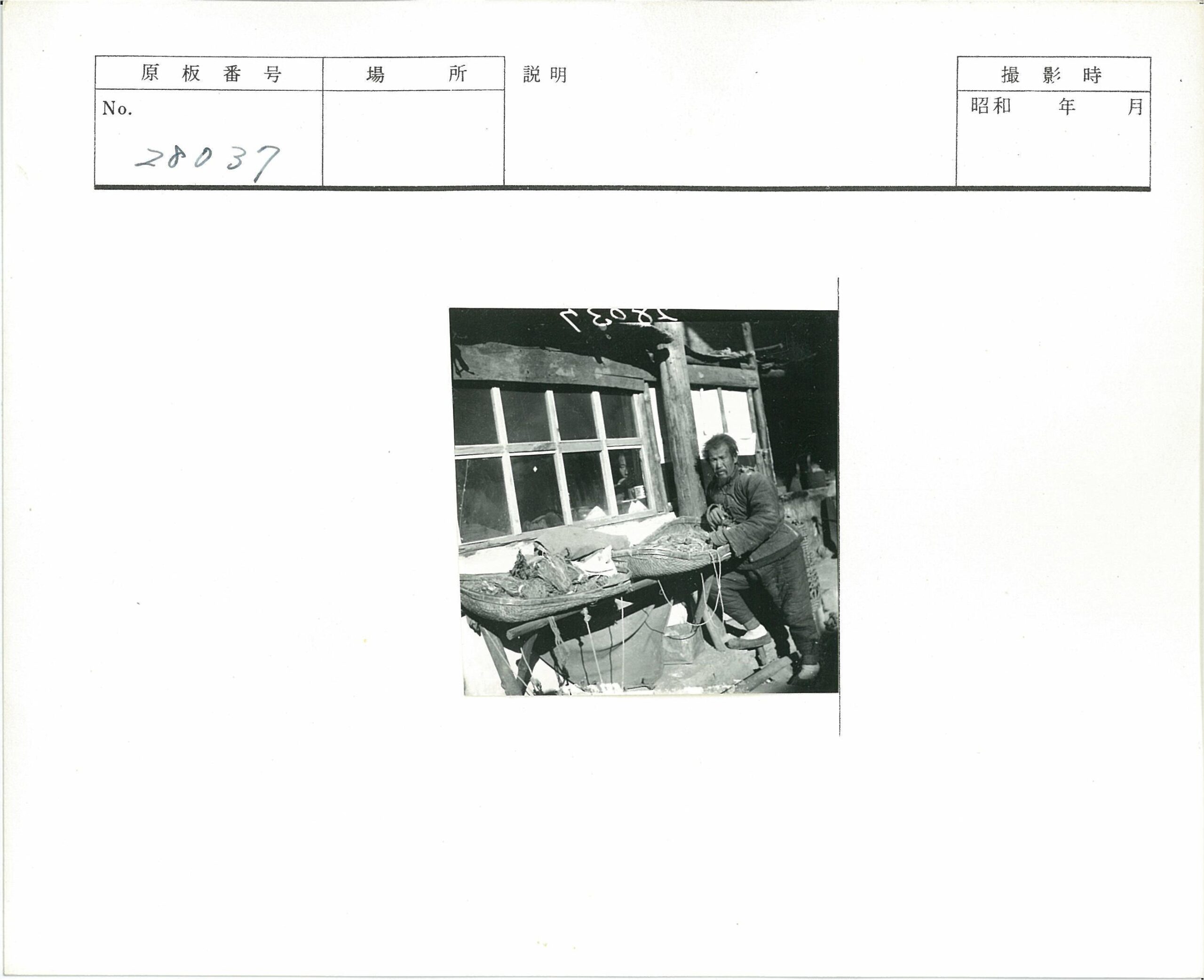 乡村木屋外的编织手工艺展示.jpg