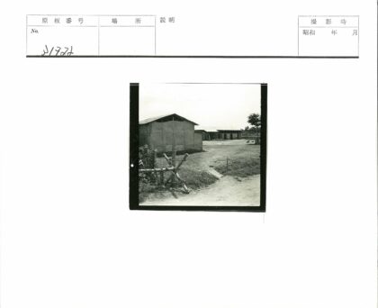 乡村木栅栏与波纹屋顶建筑.jpg