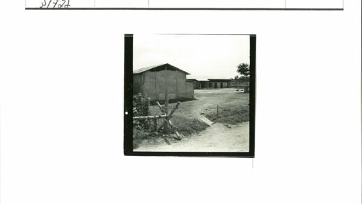 乡村木栅栏与波纹屋顶建筑.jpg