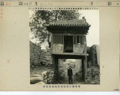 乡村木结构建筑与雕像景观.jpg