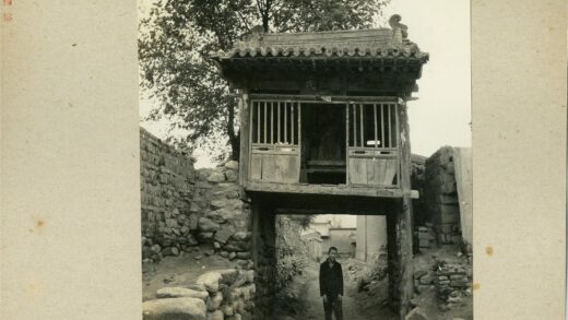 乡村木结构建筑与雕像景观.jpg