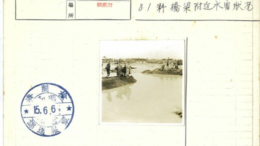 乡村河岸人群泥泞风景.jpg