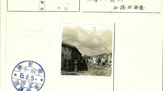 乡村泥路茅草屋行人.jpg