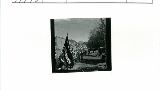 乡村游行队伍与山脉背景.jpg