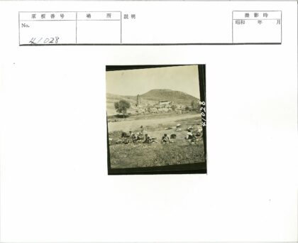 乡村溪边洗衣场景与宝塔.jpg