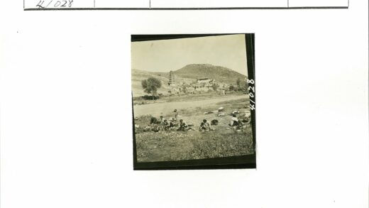 乡村溪边洗衣场景与宝塔.jpg