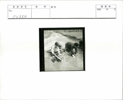 乡村溪边洗衣生活场景.jpg