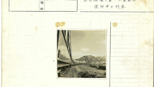 乡村火车穿越群山风景.jpg
