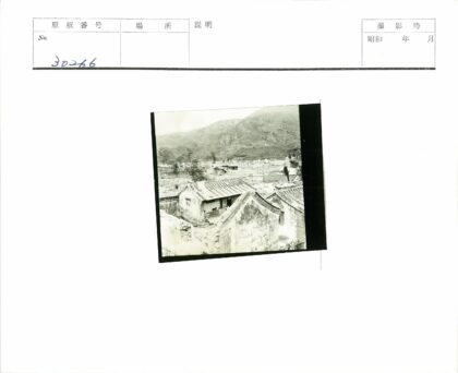 乡村瓦顶建筑与自然山水.jpg