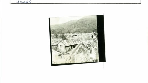 乡村瓦顶建筑与自然山水.jpg