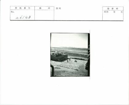 乡村田园劳作与远山景色.jpg