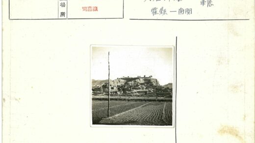 乡村田野与山脚村庄风光.jpg