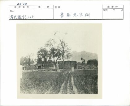 乡村田野石墙与远山风光.jpg