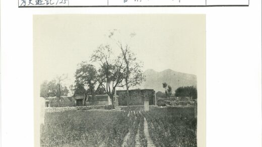 乡村田野石墙与远山风光.jpg