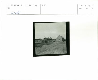 乡村石屋与自行车土路景观.jpg