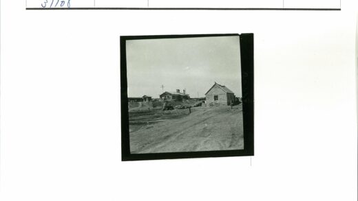 乡村石屋与自行车土路景观.jpg