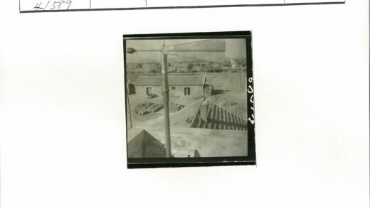 乡村石屋砖瓦与远山风景.jpg