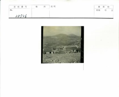 乡村石屋茅草顶丘陵风光.jpg