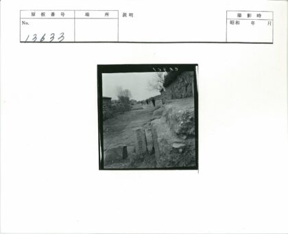 乡村石碑与土路历史场景.jpg
