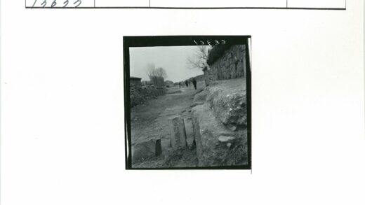 乡村石碑与土路历史场景.jpg