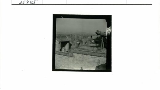 乡村砖建筑与远山晴空.jpg