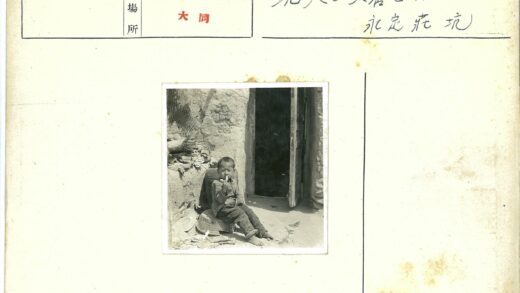 乡村童趣质朴建筑门前.jpg