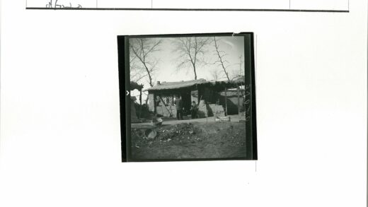 乡村茅屋前劳作场景.jpg