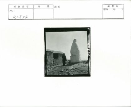 乡村茅草屋与白色锥形建筑.jpg