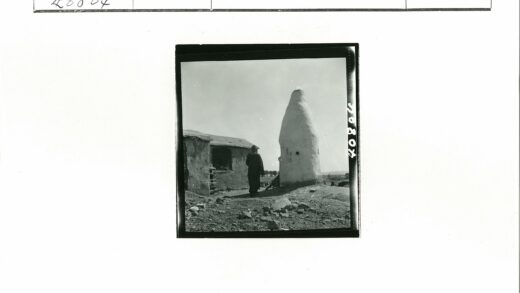 乡村茅草屋与白色锥形建筑.jpg