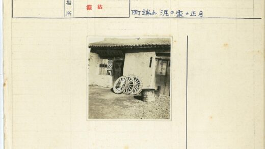 乡村茅草屋与马车轮景观.jpg