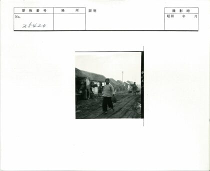 乡村街道生活场景茅草屋.jpg
