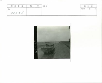 乡村道路上的卡车与田野.jpg