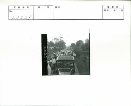 乡村道路上的帽群与老爷车.jpg