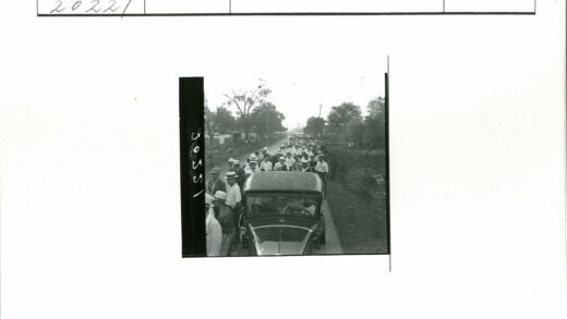 乡村道路上的帽群与老爷车.jpg