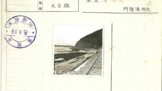 乡村铁路旁的人与自然风光.jpg