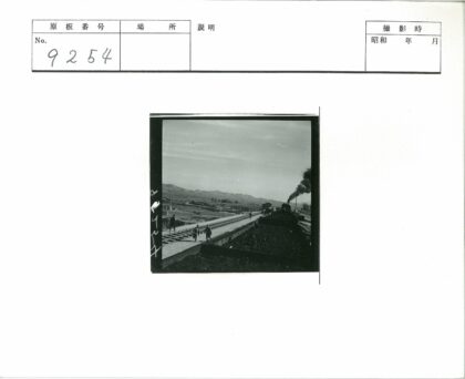 乡村铁轨旁蒸汽机车与田野风光.jpg