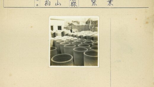乡村陶罐与奶牛建筑旁.jpg