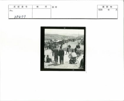 乡村集市人群与丘陵风光.jpg
