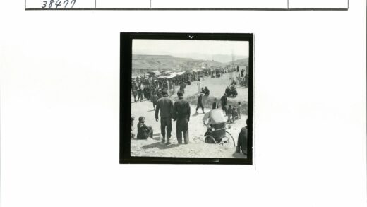 乡村集市人群与丘陵风光.jpg